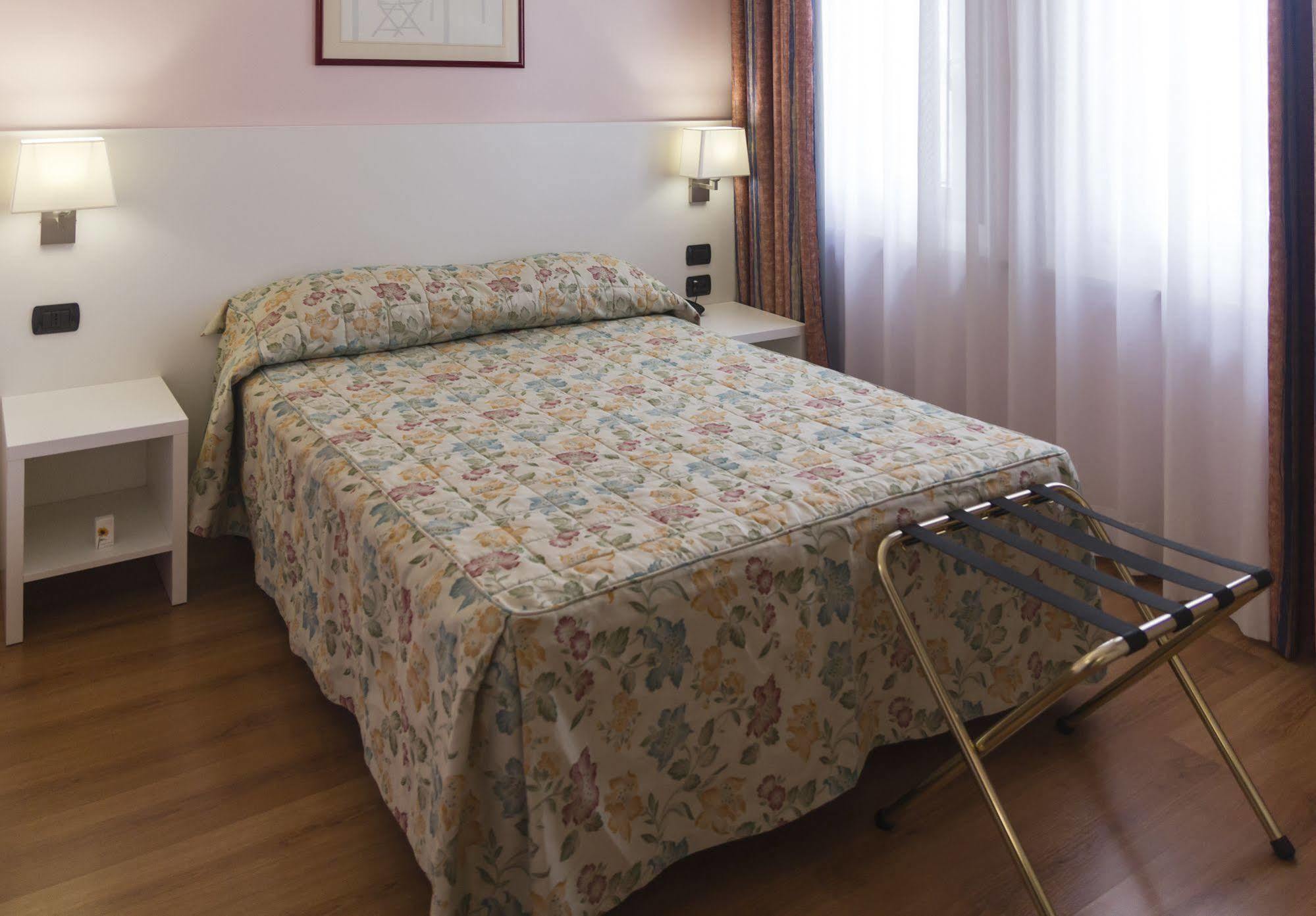 מירנדולה Hotel Pico מראה חיצוני תמונה