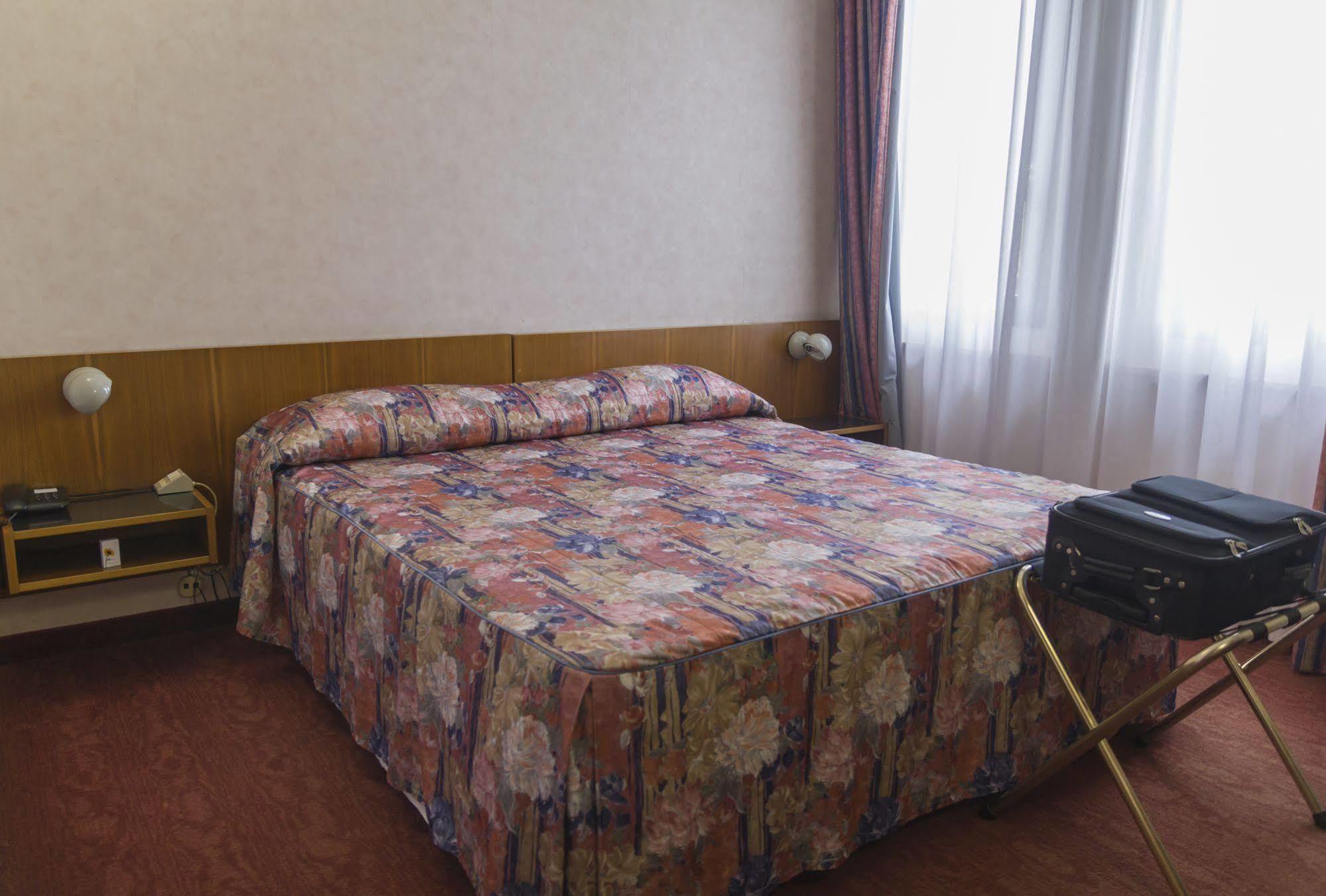 מירנדולה Hotel Pico מראה חיצוני תמונה