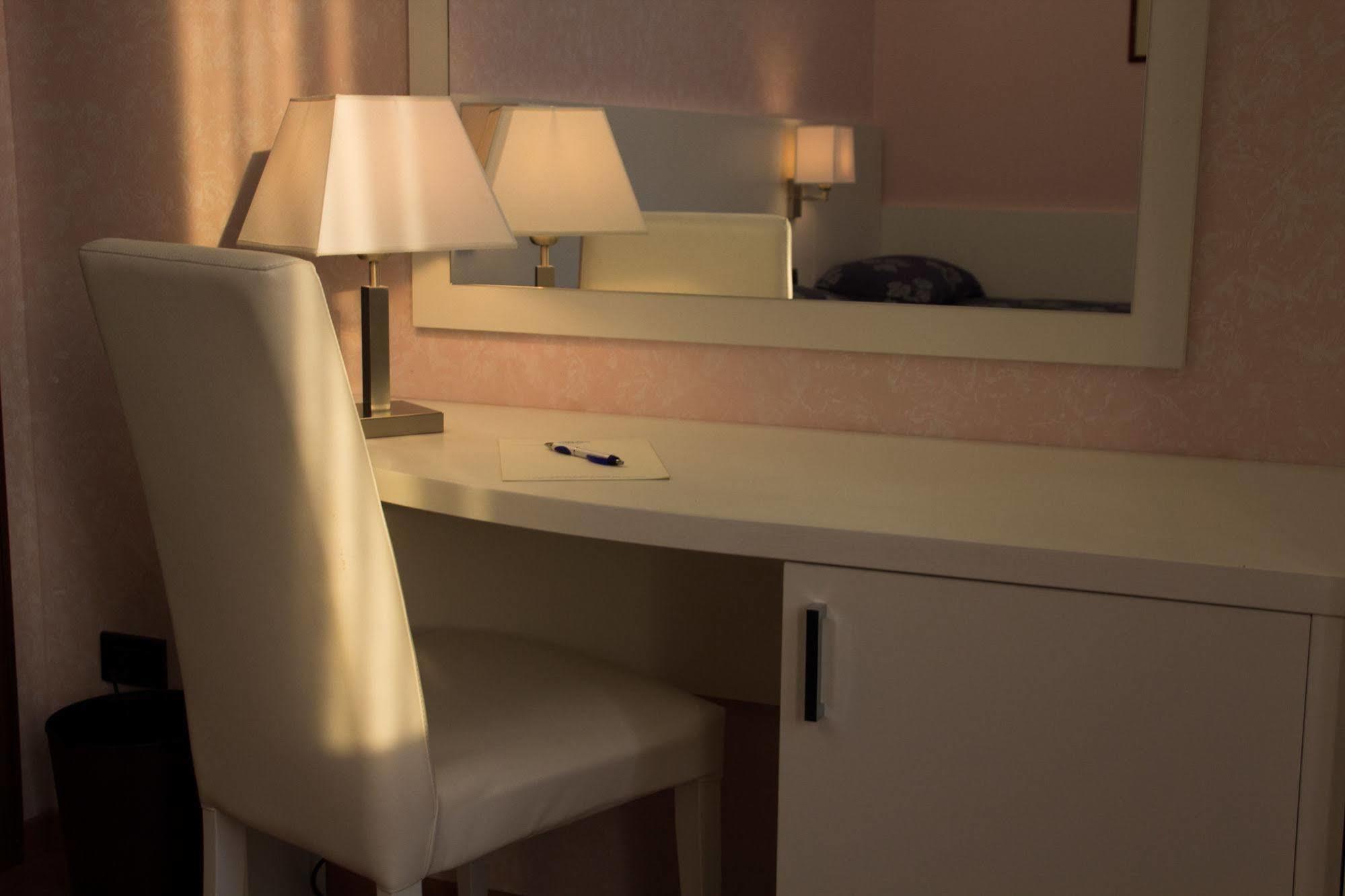 מירנדולה Hotel Pico מראה חיצוני תמונה