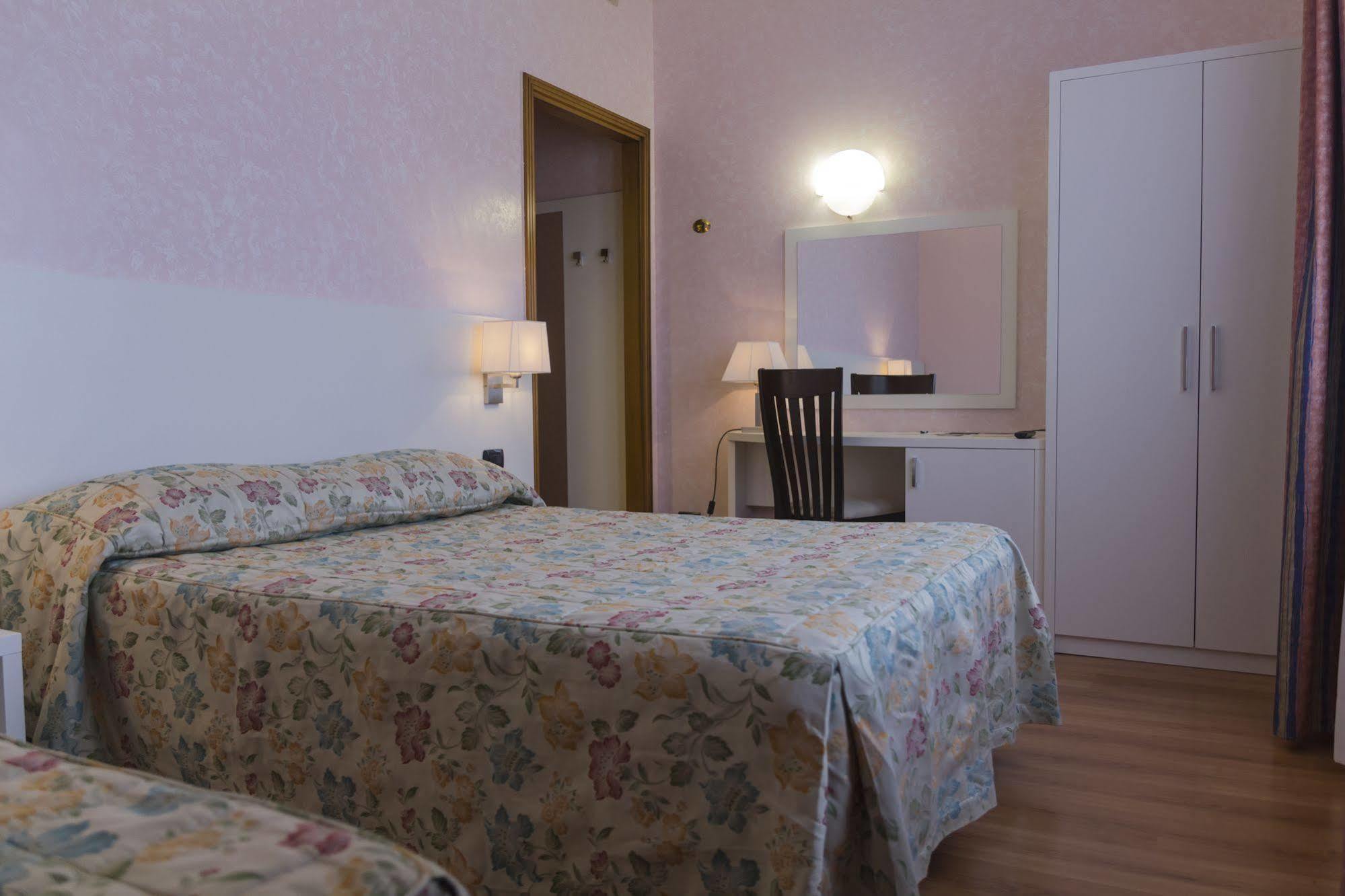 מירנדולה Hotel Pico מראה חיצוני תמונה
