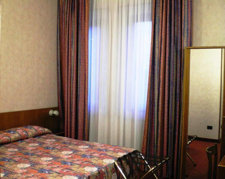מירנדולה Hotel Pico מראה חיצוני תמונה